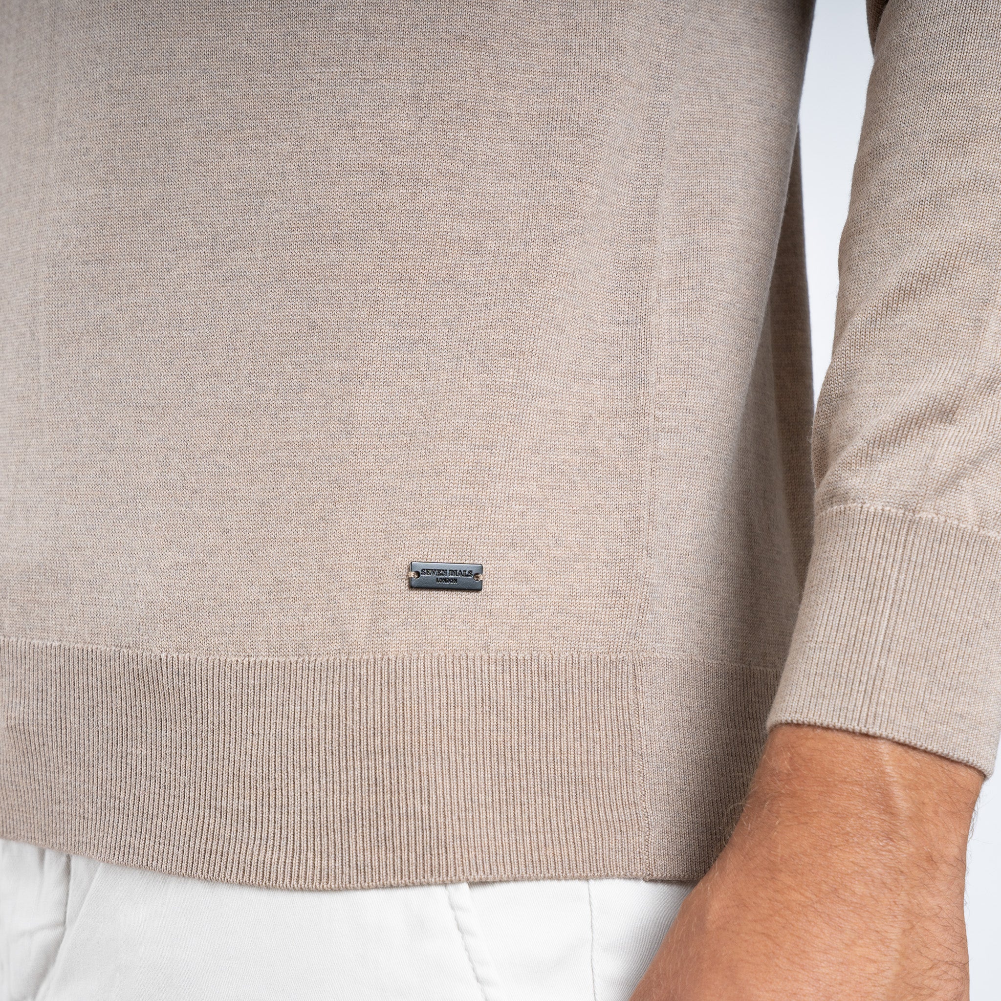 SEVEN DIALS Gebreide Buttonless Polotrui Zand | Wyot