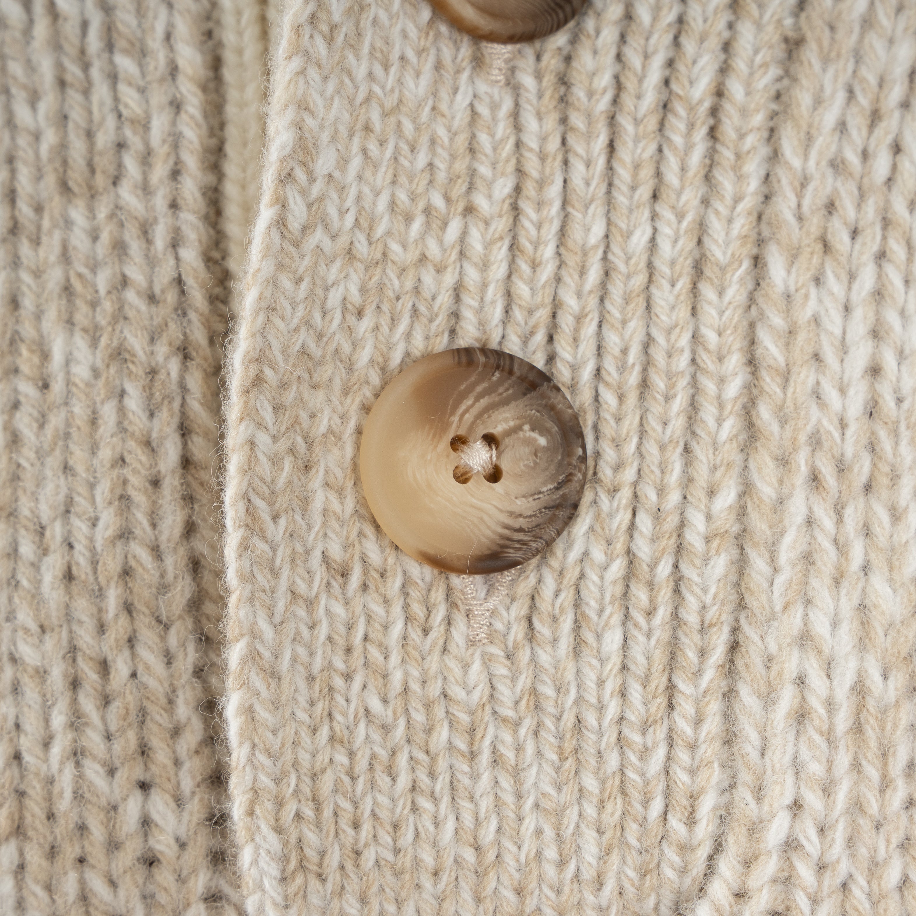 Gran Sasso Gebreide Trui met Knopenlijst Beige | Super Geelong