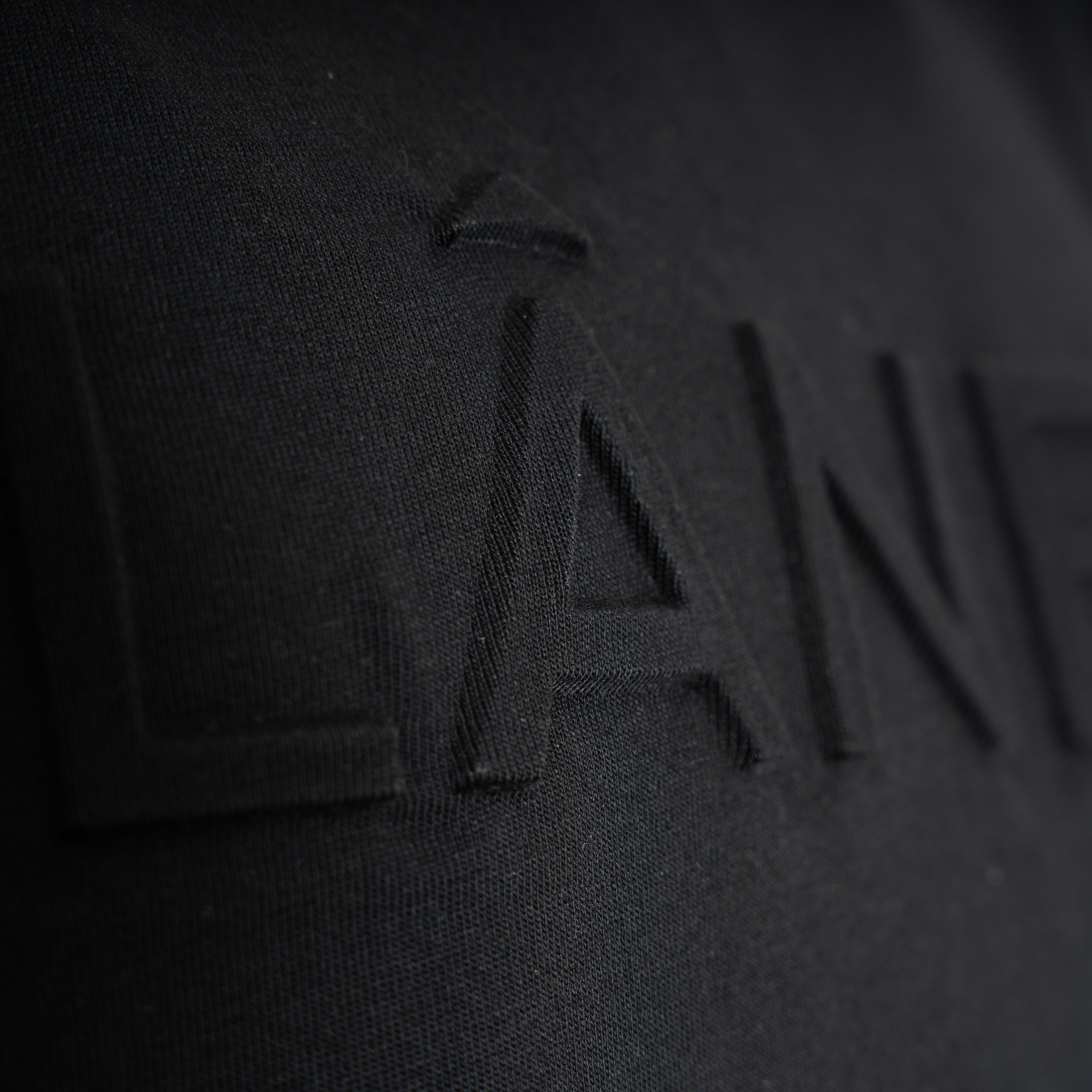 Flaneur T-shirt zwart | Embossed Logo