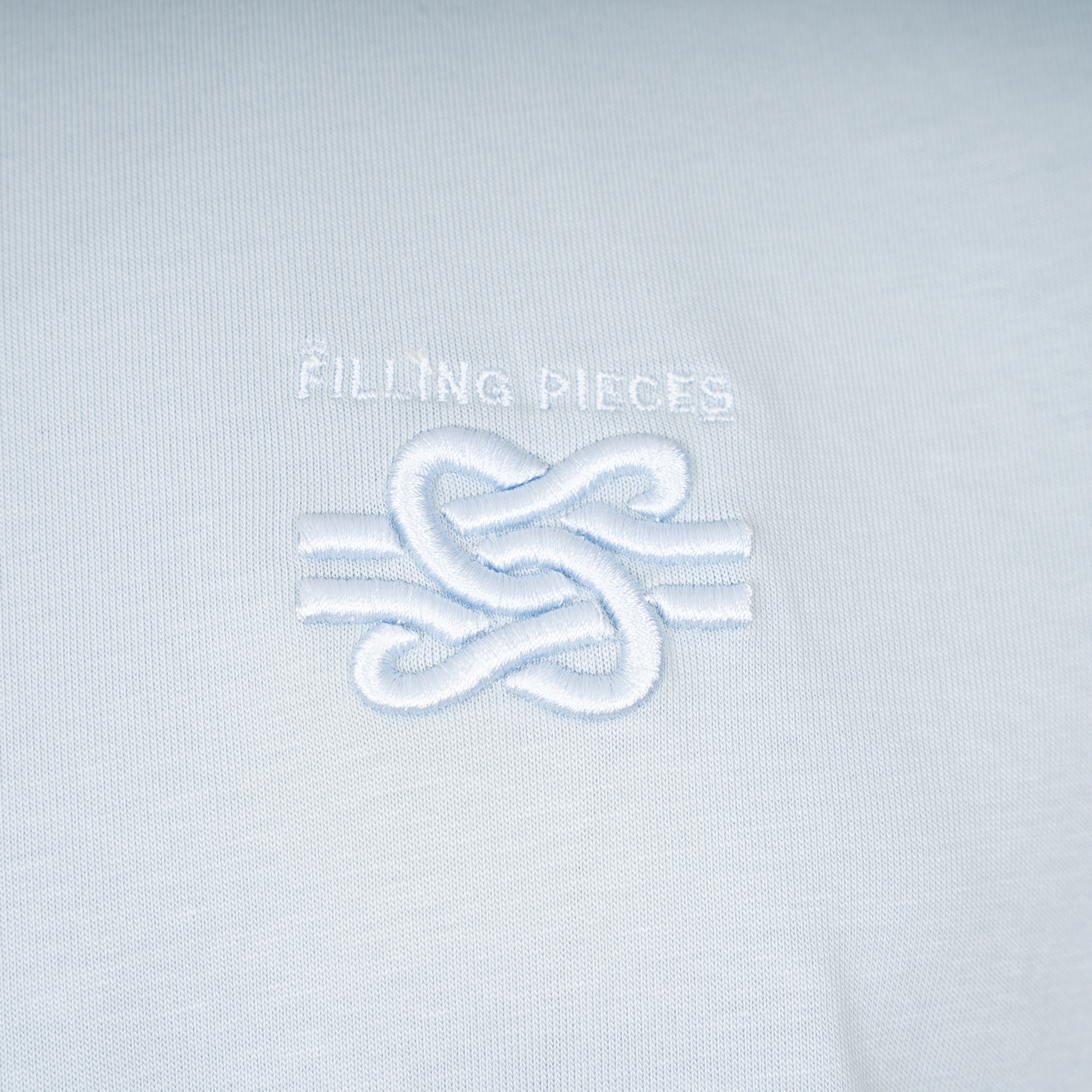 Filling Pieces T-Shirt Lichtblauw | Embroidered Knot