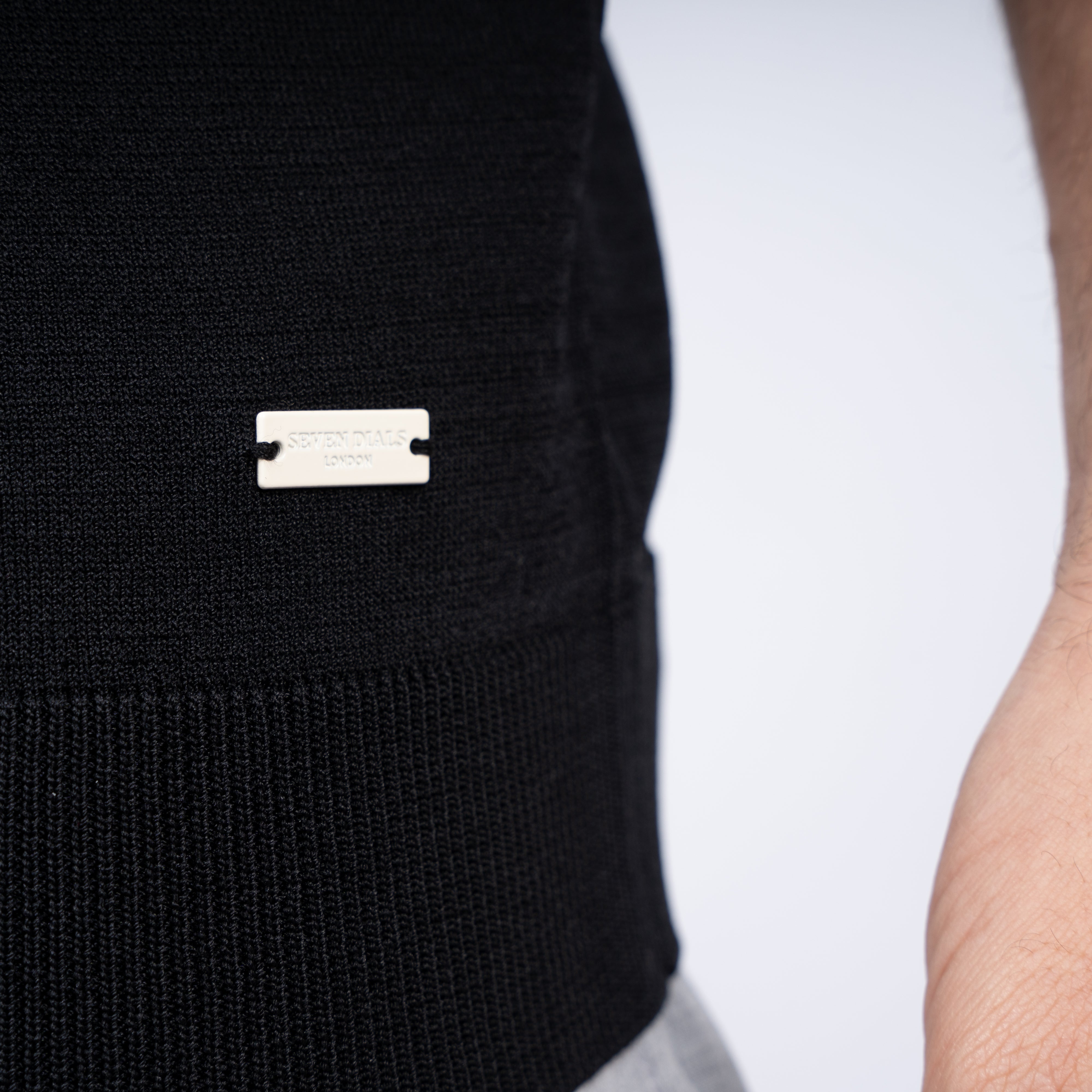 SEVEN DIALS Technische Buttonless Polo Zwart | Hayden