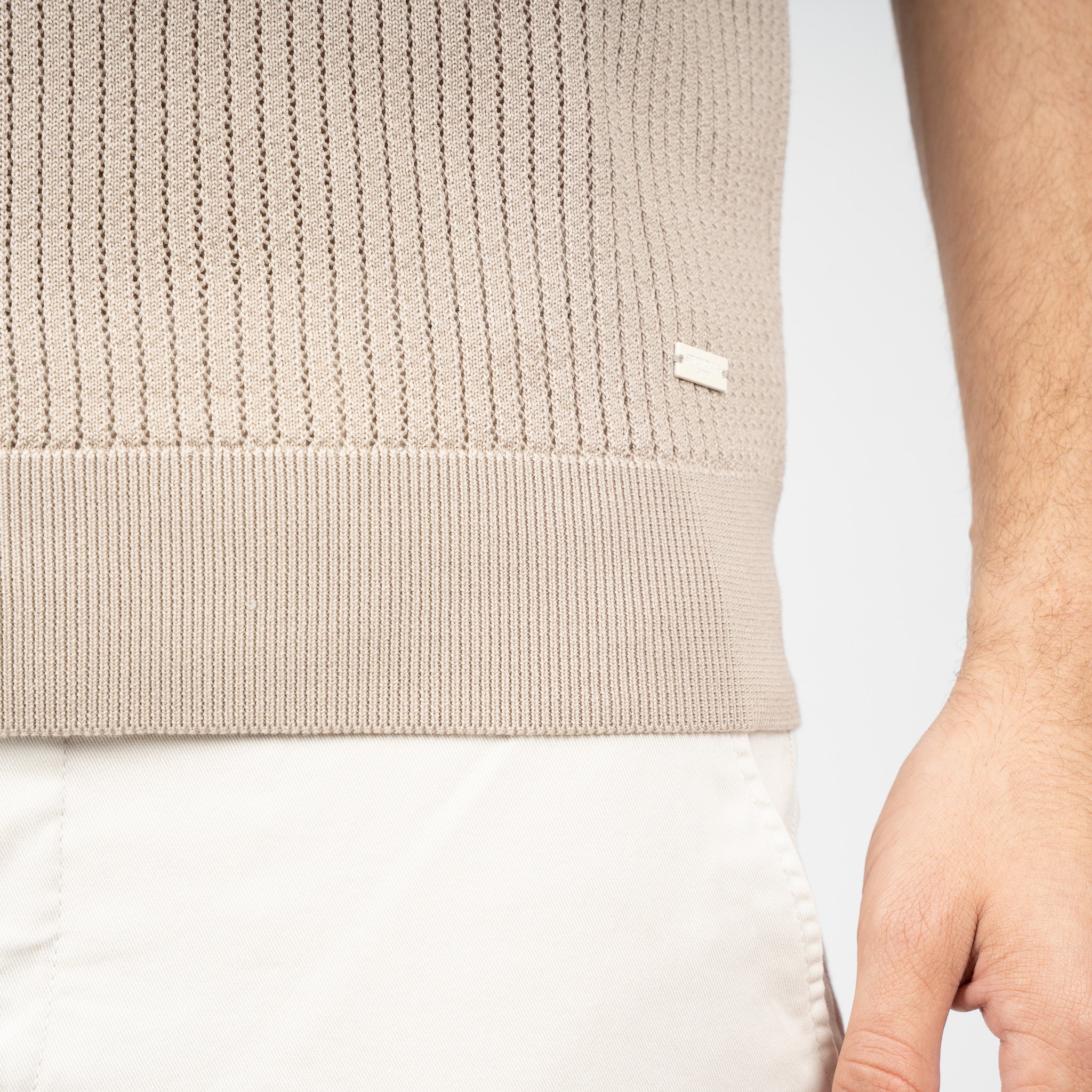 SEVEN DIALS Gebreide Buttonless Polo Zand | Bennet