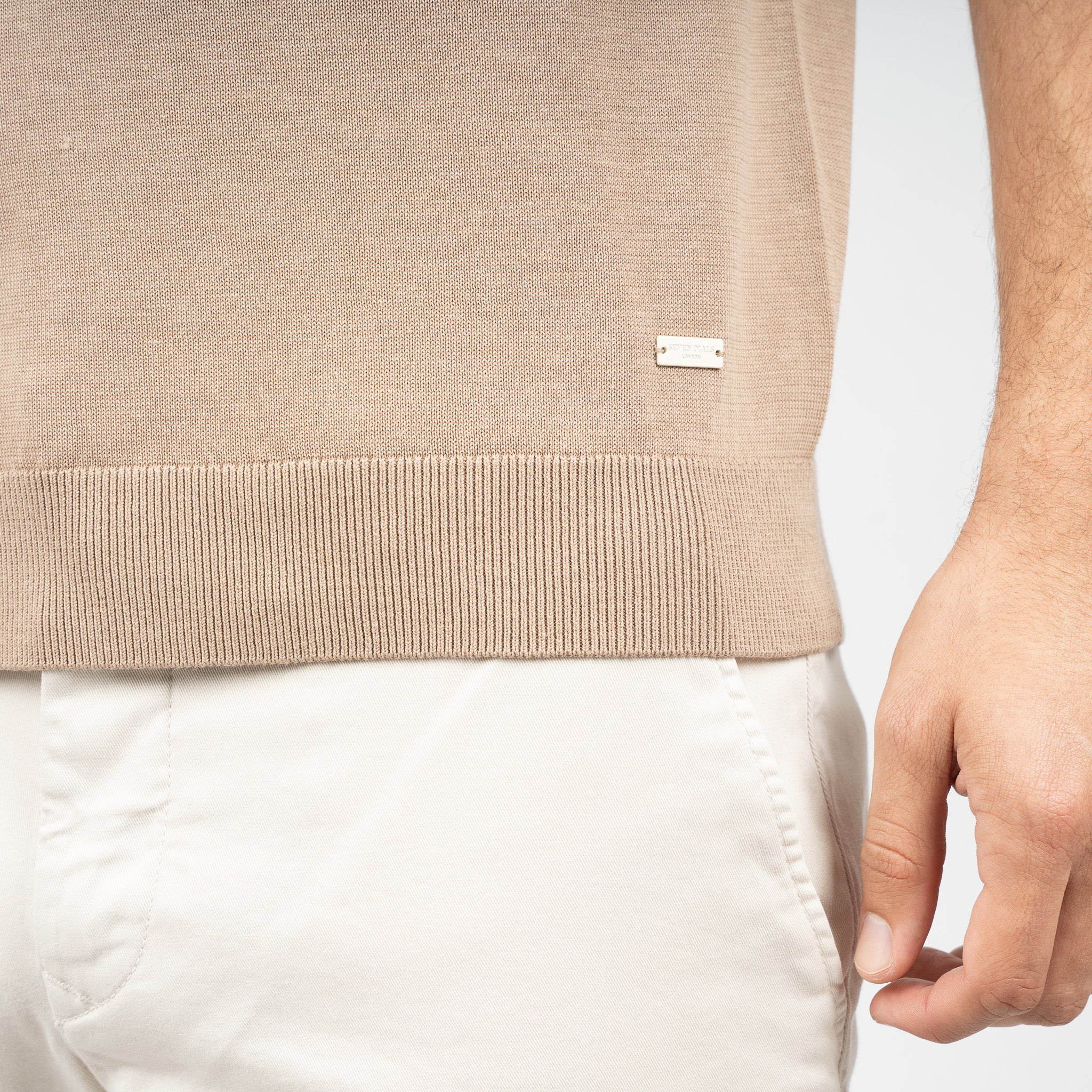 SEVEN DIALS Gebreide Buttonless Polo Zand | Dyche