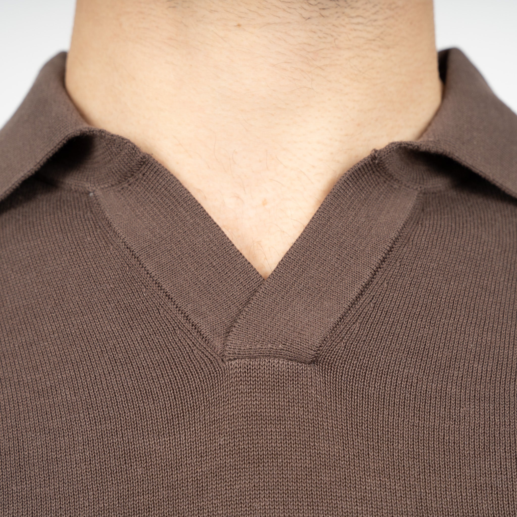 SEVEN DIALS Gebreide Buttonless Polo Bruin | Dyche