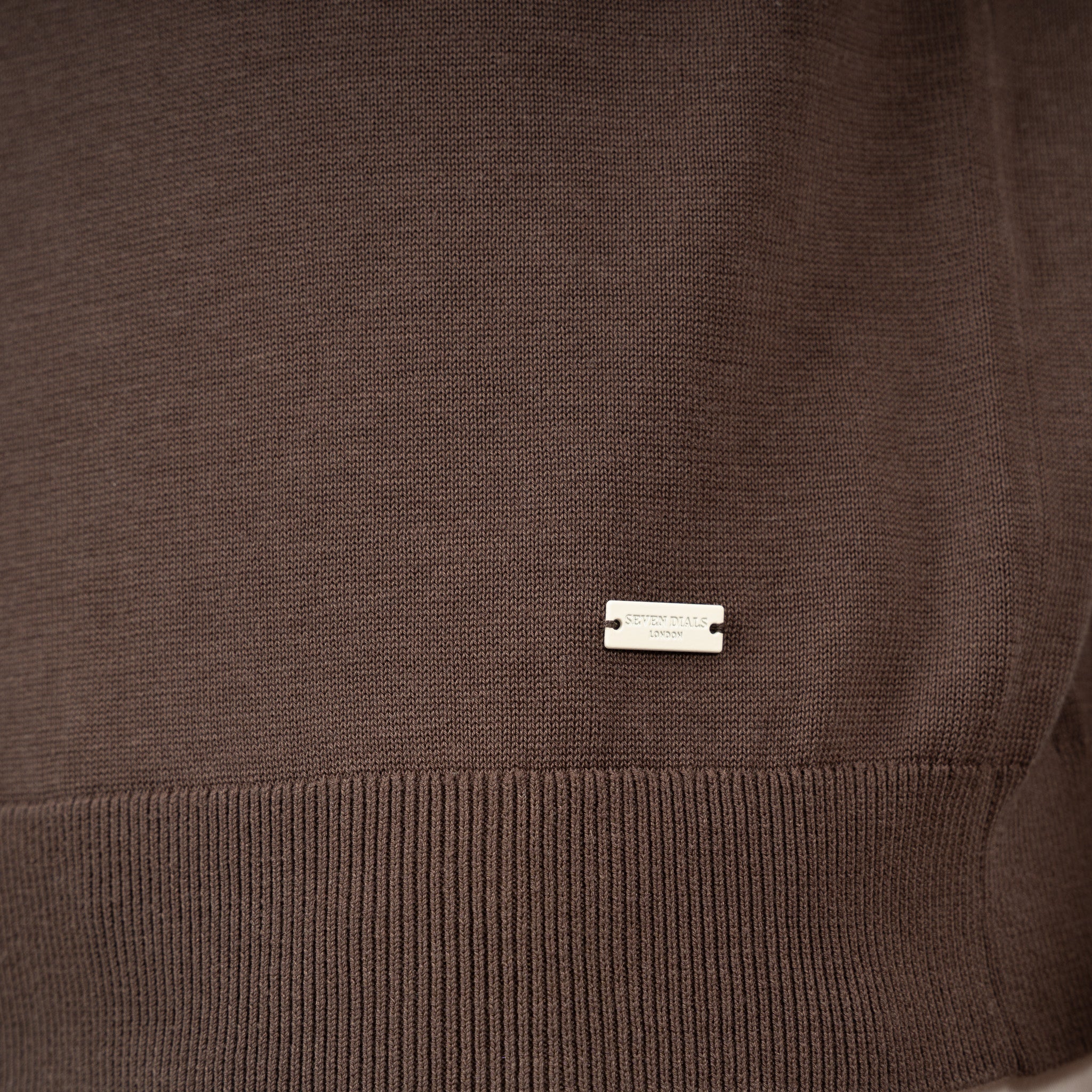 SEVEN DIALS Gebreide Buttonless Polo Bruin | Dyche