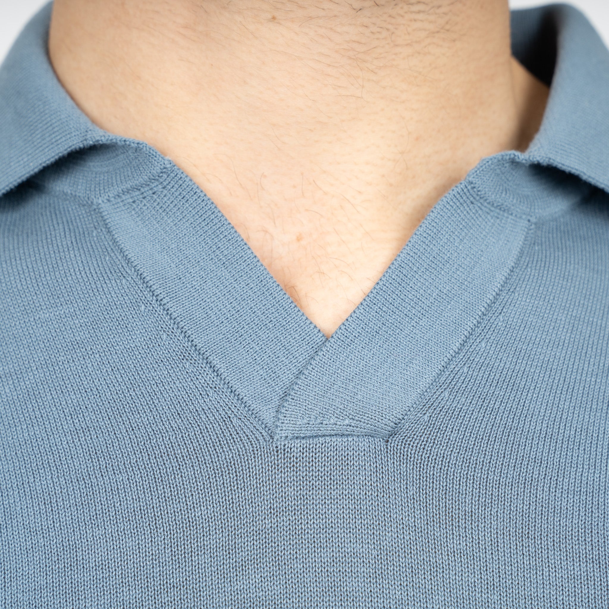 SEVEN DIALS Gebreide Buttonless Polo Staalblauw | Dyche