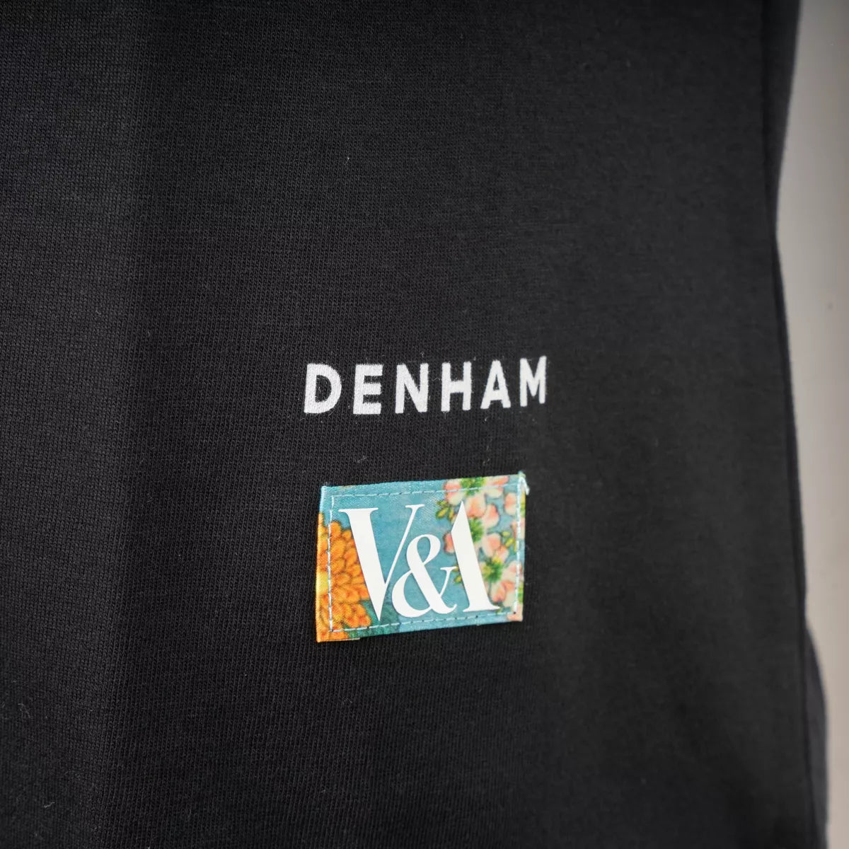 Denham T-Shirt met Backprint Zwart | Jinshin Tee