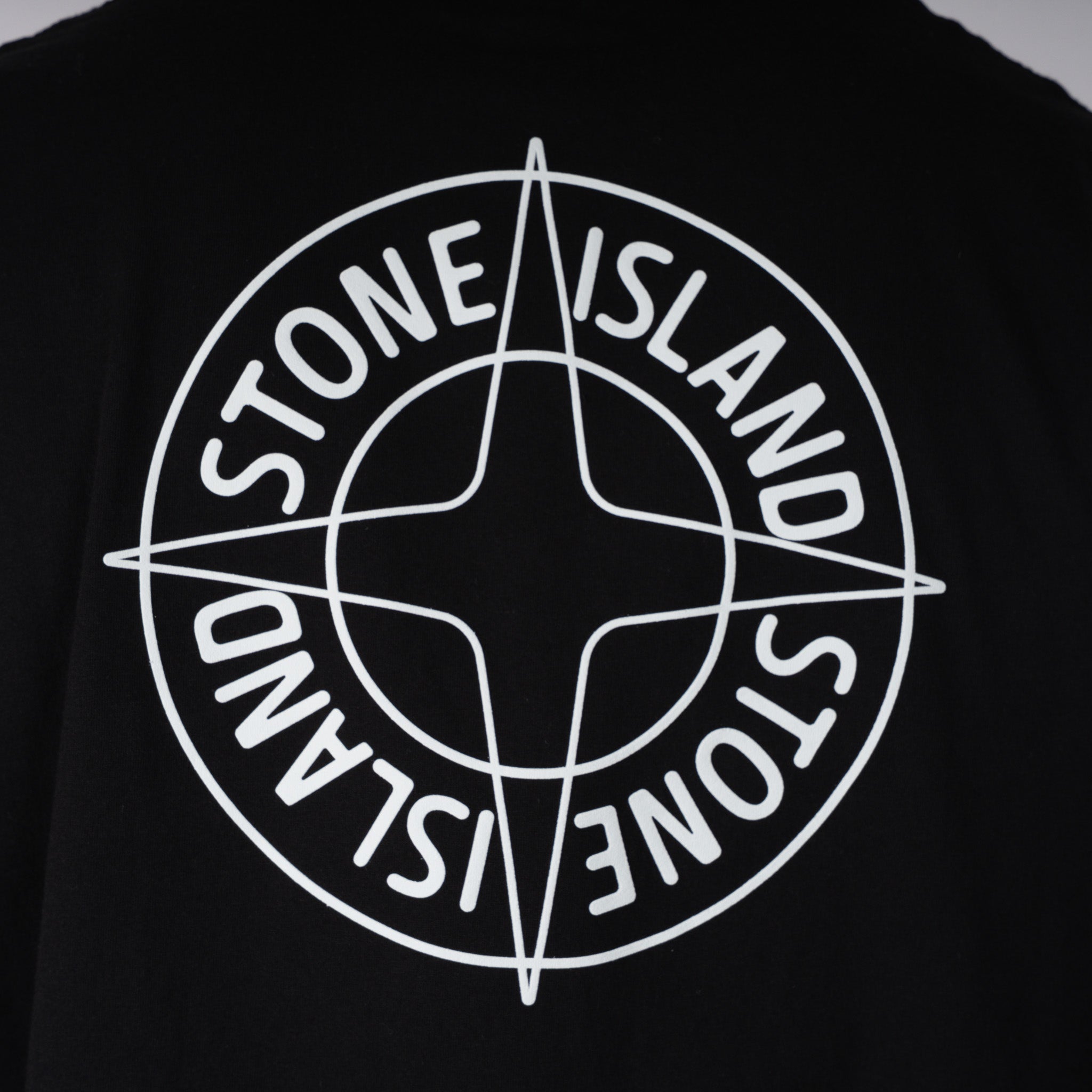 Stone Island T-Shirt Backprint Zwart | Outline Compass