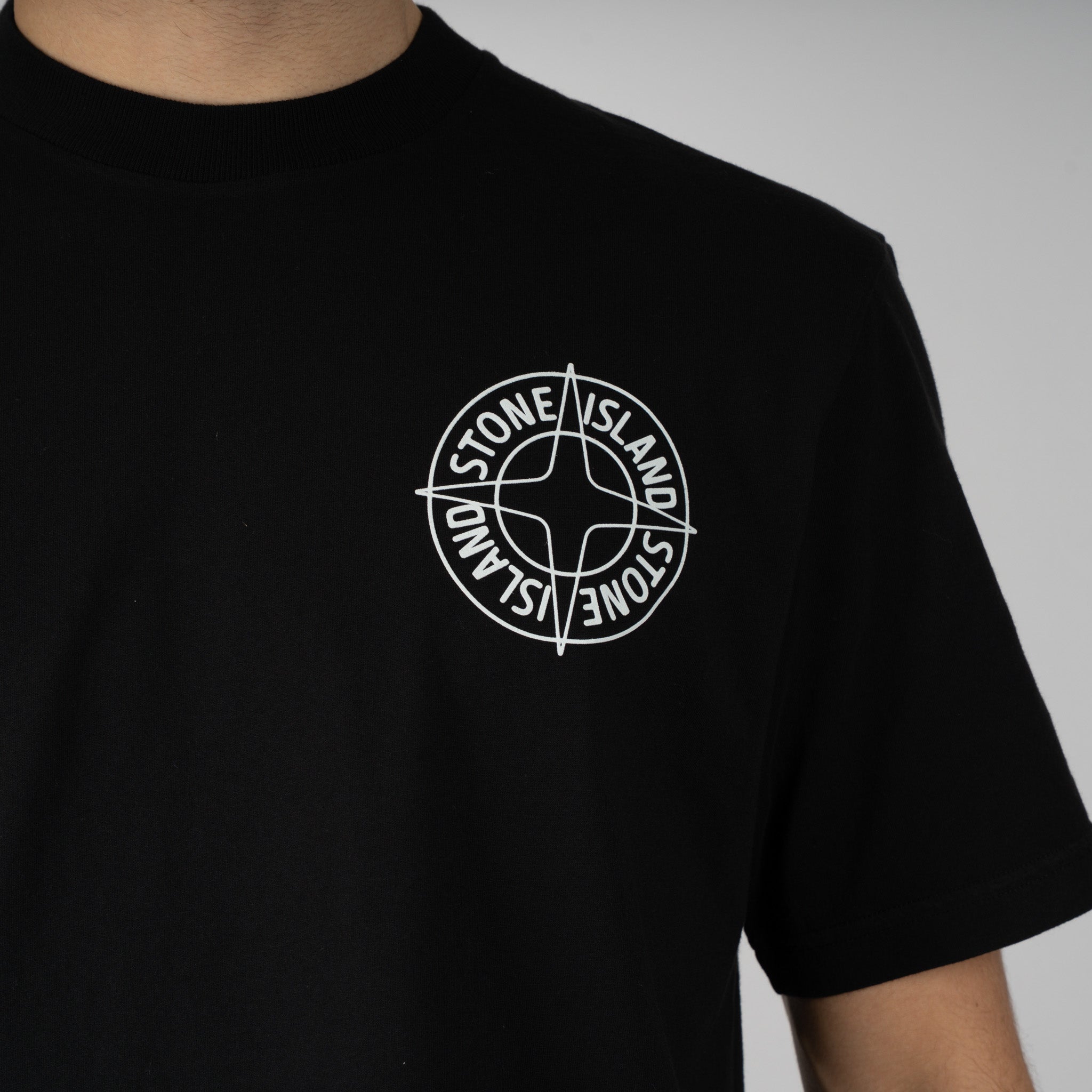 Stone Island T-Shirt Backprint Zwart | Outline Compass