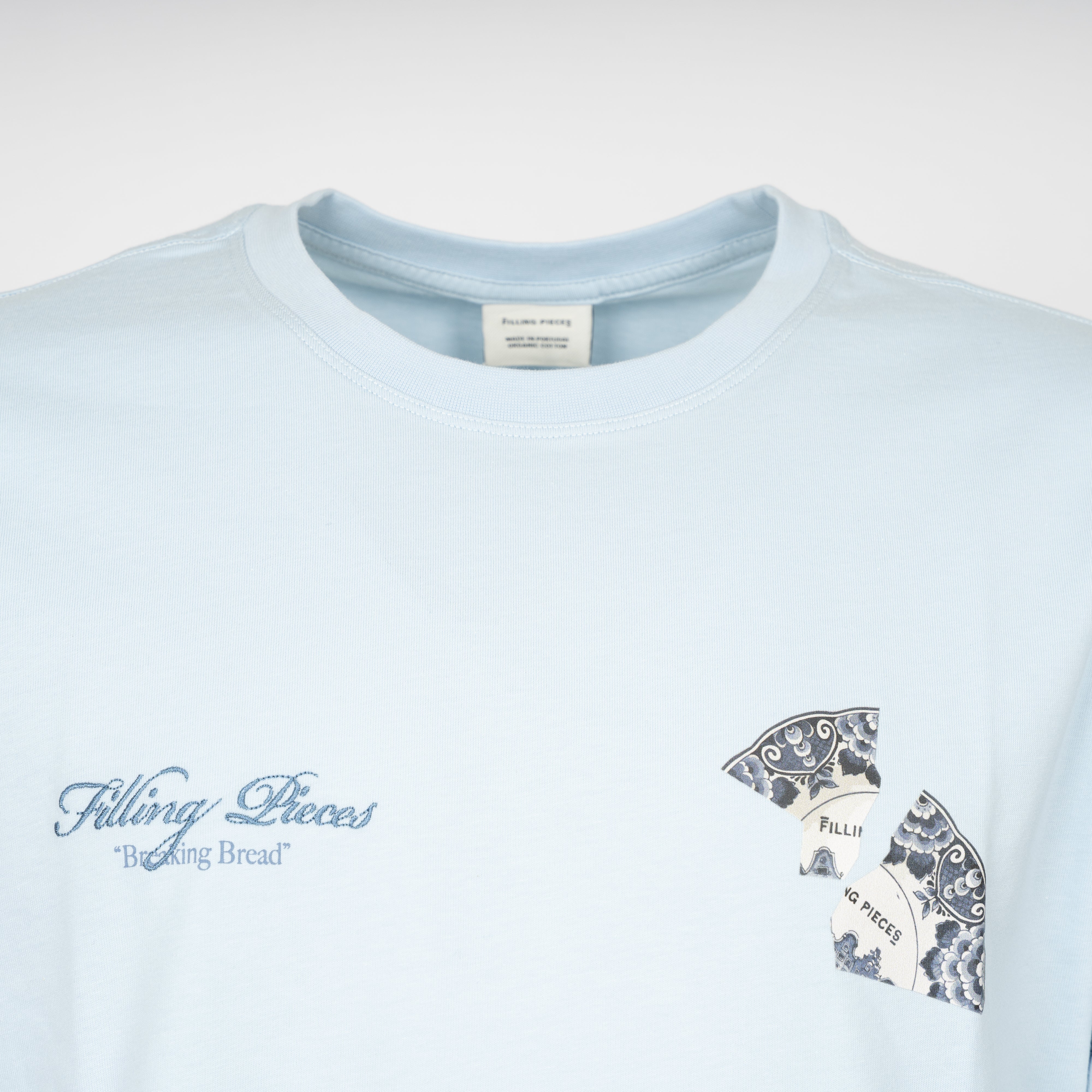 Filling Pieces T-Shirt Backprint Lichtblauw | Broken Plate