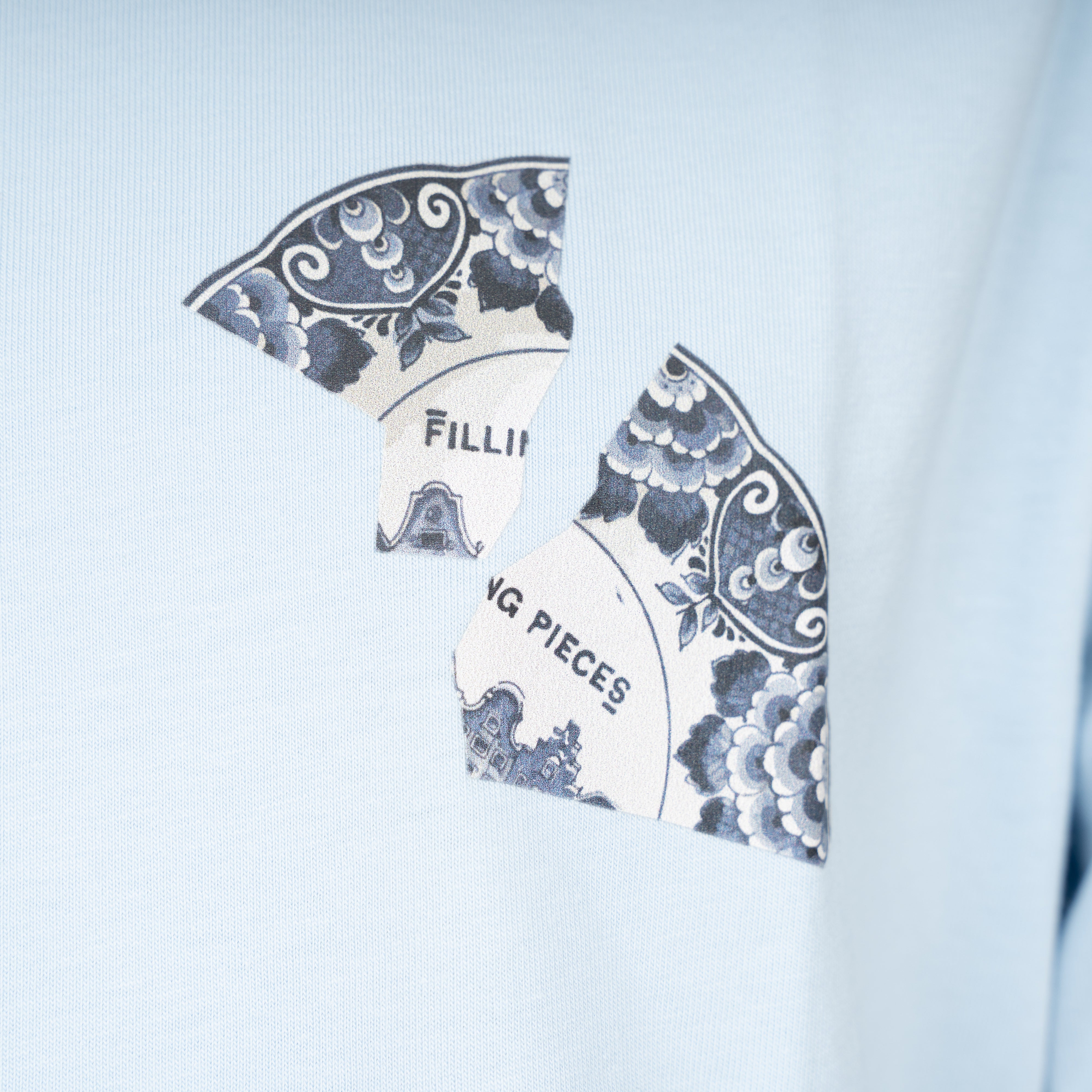 Filling Pieces T-Shirt Backprint Lichtblauw | Broken Plate