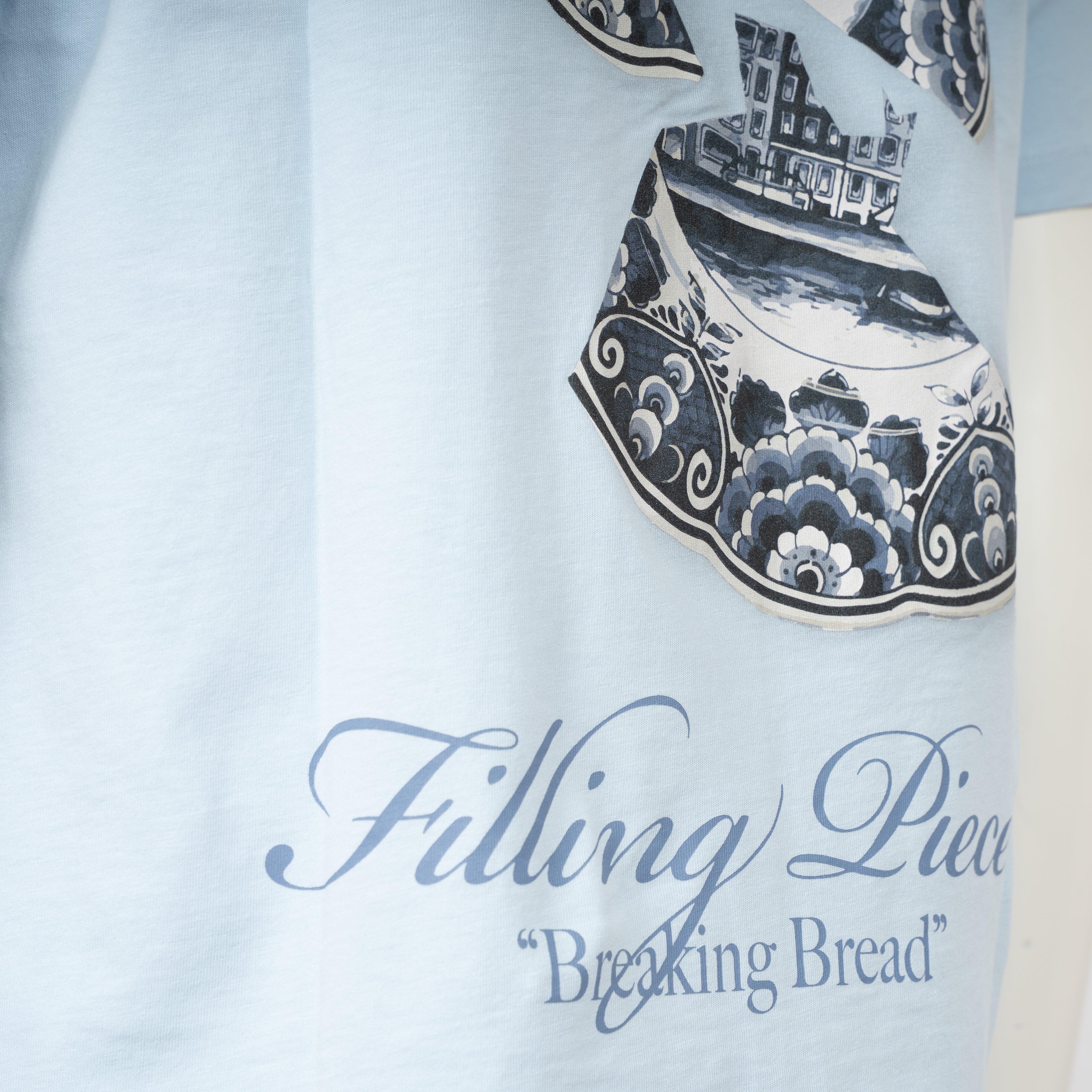 Filling Pieces T-Shirt Backprint Lichtblauw | Broken Plate