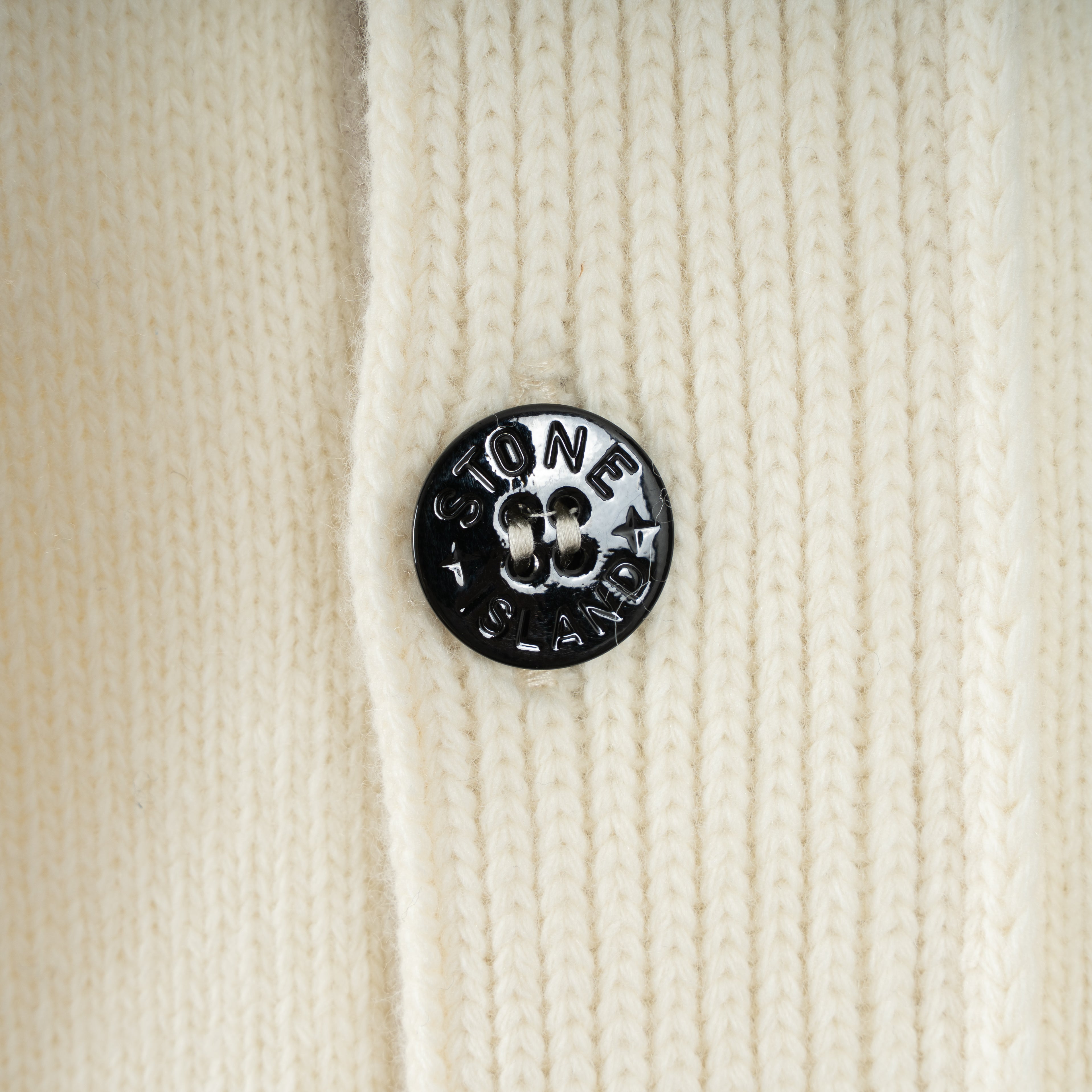 Stone Island Gebreid Knoopvest Crème | Lambswool