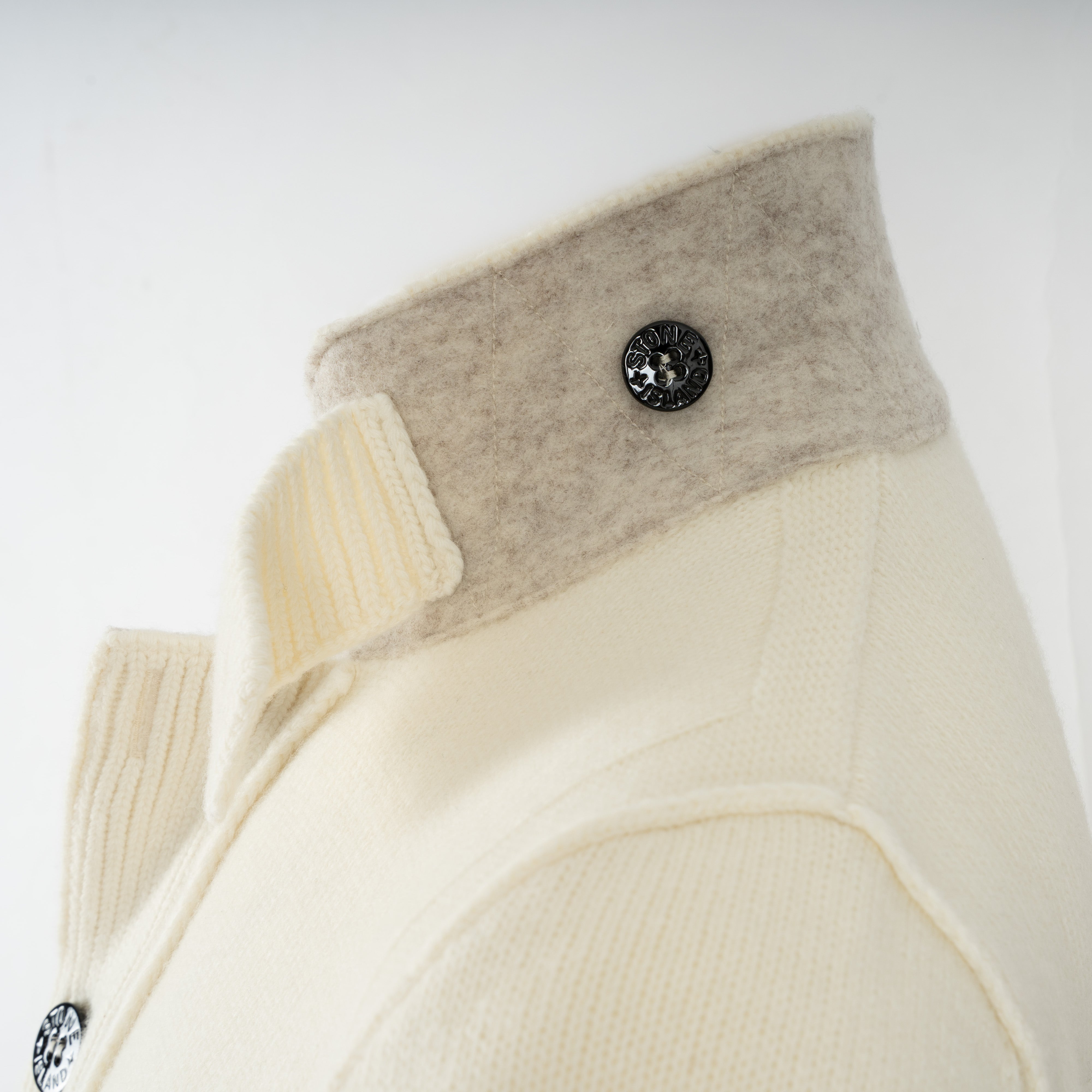 Stone Island Gebreid Knoopvest Crème | Lambswool